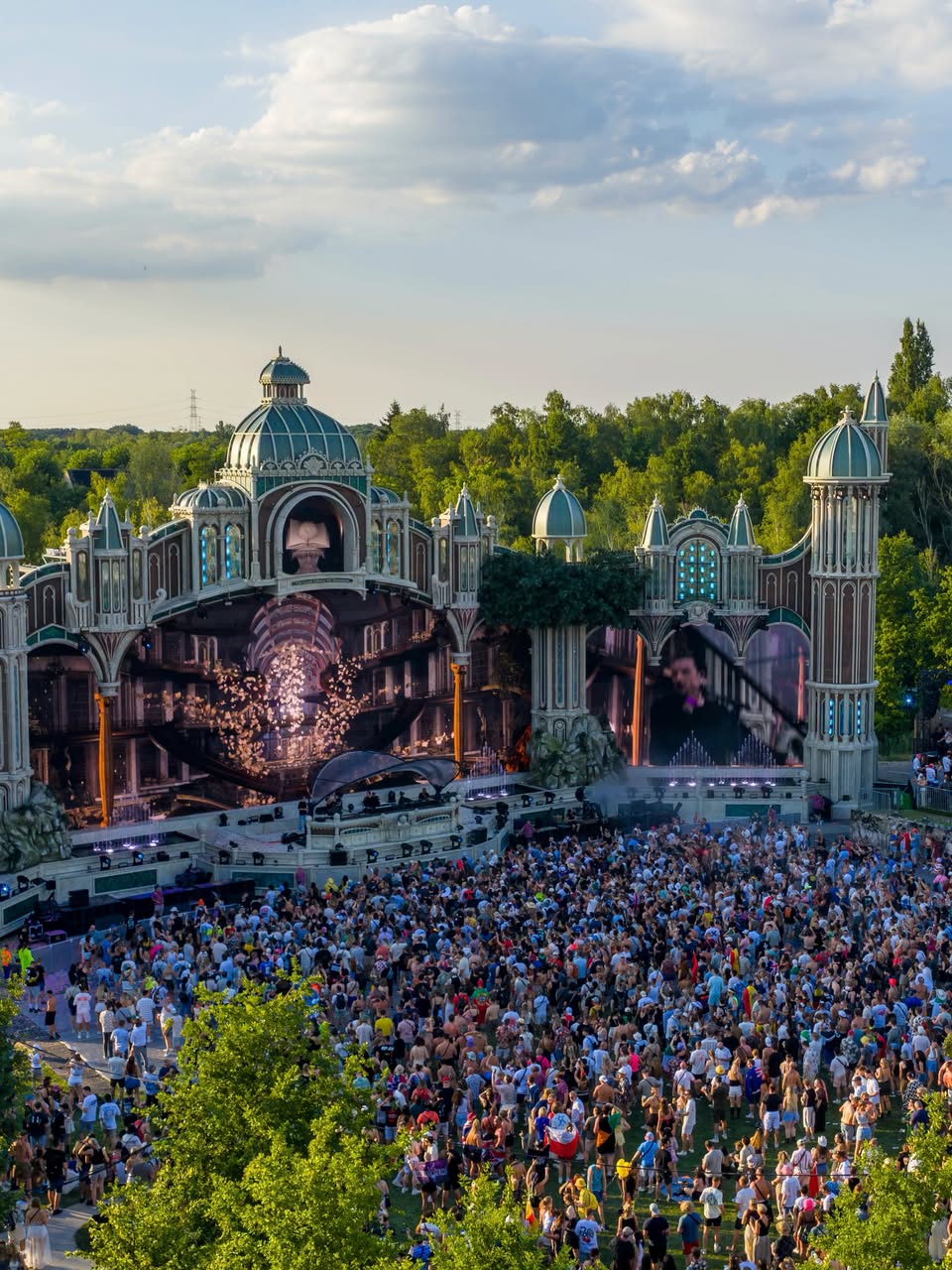 Tomorrowland 2026 у Боомі: дати 17–19 та 24–26 липня, квитки від ~€138, лайнап на чолі з Calvin Harris — і як дістатися з України після пожежі 2025 року на головній сцені та скільки це коштує.