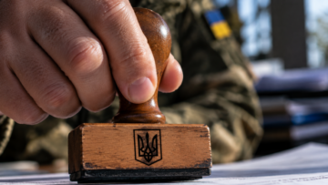 У 2026 році вакансії з бронюванням є в оборонних, енергетичних, транспортних та ІТ-компаніях. Потрібні офіційне працевлаштування й підтверджене бронювання від роботодавця через &laquo;Дію&raquo;. Це не гарантія.