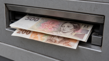 20 жовтня Окамура заявив про план скоротити виплати українцям у Чехії. Що пропонують змінити, які суми діють зараз, кому належить допомога та куди звертатися щодо захисту, страхування й власних авто.