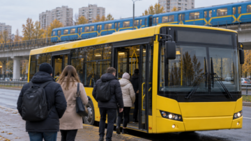 Коли відновлять рух метро в Києві після обстрілу 19 жовтня, чому поїзди не зупинятимуться на «Чернігівській», які автобуси курсують замість метро та як змінити маршрут.